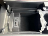 アームレストを開けば、中は収納スペースになっています。USBに対応しています。