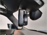 【ルームミラー一体型ETC車載器】ルームミラーの裏側に目立たない様に配置されたETCカード挿入口。スタイリッシュ且つ機能的なものとなっております。