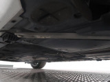 気になる中古車の下廻り。もちろん、納車時には整備スタッフによる点検を実施致しますので安心してご購入いただけます。