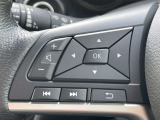 ハンドルから手を離さずにオーディオの操作ができるステアリングスイッチ付