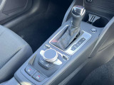 Audiのシフトレバーは、高級感と先進技術を反映したデザインが特徴です。オートマチックトランスミッションやデュアルクラッチトランスミッション(Sトロニック)を採用しております。