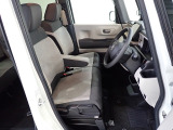 フロントシートはベンチシートです、運転席と助手席の移動が簡単です。 また運転席シートの高さも調整できます。
