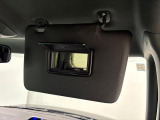 運転席、助手席共にサンバイザー&バニティミラー、運転席側にはチケットフォルダーも付いてます。