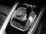 【シフトノブ】BMWの高性能オートマチックは、ATセレクトレバーを左側に倒すことで、通常の「D」から「S」(スポーツ)または「M」(マニュアル)へと切り替えが可能です。