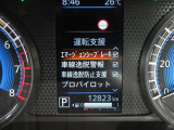 車線逸脱警報 意図せずに走行車線から逸脱しそうな場合、メーター内のディスプレイ表示とブザーで注意を喚起します。
