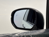 斜め後ろの車の存在をマークでお知らせ。車線変更するときに助かりますね。