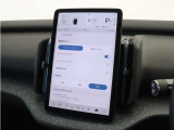 パイロット・アシストは、さまざまなシーンであなたをサポート。例えば、車線変更の際には、レーンチェンジ・アシスト(車線変更支援機能)がステアリング操作をサポート。車線変更のストレスを軽減します。