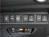 ホンダセンシングが装備されています。アダプティブレーダークルーズやレーンキープアシスト、車線逸脱防止機能なども備えていて、ロングドライブも快適で安全にお楽しみいただけます。