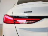 テールライトです。走行中後方車両から視認性の高いLEDイルミネーションが特徴です。デザイン性が高い部分の一つとなっております。