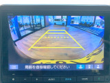 【リヤカメラ・ワイドビュー】後方を広く映し出し、左右からの接近車両や歩行者も確認しやすいビューです。