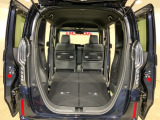 後席背もたれを倒せばちょっと大きめの荷物や長いものを積みたい時に便利です。