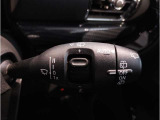 MINIの内装はとにかく『円』に拘ったデザインコンセプトが一目で伝わってきます。これほど円形に拘った車は他に御座いません。伝統のデザイン、トグルスイッチなど遊び心のある内装で御座います。