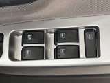 パワーウィンドのスイッチです。運転席に座りながら、助手席や後席の窓を開け閉めできるので大変便利ですよ。