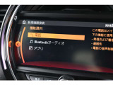もはやMINI標準搭載とも言える、デザインアイコンの一つでもあるカーナビは各種設定から情報、マルチメディアまで、可愛らしい見てくれで多機能な装備の一つです。