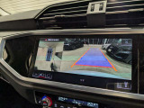 【サラウンドビューカメラ】車両の4つのカメラから得た映像を合成し、上空から眺めているような映像をモニターに映し出します。車両周辺の歩行者や障害物などの発見に役立ちます。