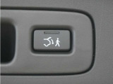 予約クローズ機能搭載。ラゲッジスペースへ荷物を出し入れする際に、予約クローズボタンを押しておけば、車から離れることでテールゲートが自動で閉じます。