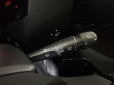 ・ワイパーレバー:右側に装備されたワイパーレバーでは、先端のボタンで運転席モニターにトリップメーターの表示をすることが可能。