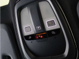 ルーフにあるボタンは、車両が始動しない場合、パンクした場合、または事故に遭った場合などの緊急時に支援の要請に使用できるため、安心感を高めることができます。