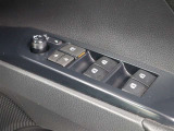 運転席からも操作可能な全席パワーウィンドウが装備されています。