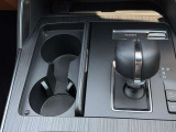 運転席と助手席の間にはドリンクホルダーと小物入れが!必要な時にさっと取り出せます◎