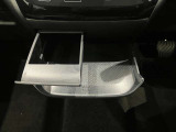 ミニテーブルとしてもカップホルダーとしても使用できる2WEY仕様です!使用しないときは収納できるのでスマートな車内空間を維持できます♪