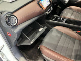 車検証入れになどにも使える便利な収納BOXあります。