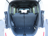 そのままでも広さ十分のラゲッジルームです
