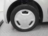 純正スチールホイールです。アルミホイールに比べ、強度があるのが頼もしい!車にぴったりなデザインのホイールカバー付です。