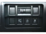 運転席の右側に各種スイッチを集中してレイアウト。