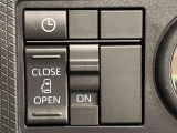 助手席側はパワースライドドアウェルカムオープン機能 降車時にスイッチで予約しておけば、乗車時に電子カードキーを持ってクルマに近づくだけでパワースライドドアが自動でオープン♪