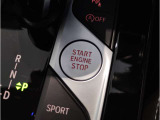 【スタートボタン】リモコンキーを持っているだけで起動可能なスタートボタン。オートスタート/ストップ機能も装備しており燃料消費量の軽減に貢献します。