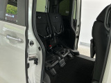 リアシート座面を持ち上げると、背の高い荷物を積むのに便利なトールモードに変身します!多彩なシートアレンジで使い勝手良好!
