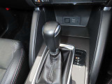 CX-5のシフトレバーです。MTモード付きの6ATで、しなやかな走りを支えます。また、足元にはフロアマットも装着済みです。