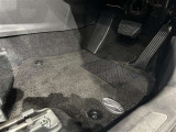 内装工程では、中古車を気持ちよくお乗りいただけるよう清掃しております。