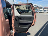後席ドア内部の写真です。