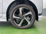 アルミホイールだけでも車のイメージがかなり変わりますね。