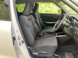 シンプルで使いやすい内装。シートに座ると、包み込まれるような心地よさが広がります。運転席からの視界も良好です。