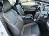 運転席と助手席です。クリーニング専門のスタッフにより隅々まできれいに仕上げております。乗り出しから気持ちよくお使いいただけます。