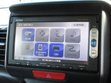 ナビゲーションは純正メモリーナビ(VXM-145VSi)を装着しております。AM、FM、CD、DVD再生、Bluetooth、ワンセグTVがご使用いただけます。初めて訪れた場所でも安心ですね!