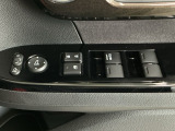 運転席のスイッチで全てのウィンドウの開閉操作を行うことができます。ロックボタンをONにしておくと、運転席以外のウィンドウは作動しないのでお子様を乗せているときなども安心ですね♪