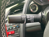 スムーズな操作で安全確認を促すウインカーレバーです。車線変更や右左折時など、周囲への注意喚起に役立ちます。シンプルで使いやすいデザインです。