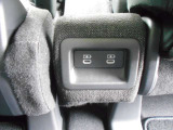 運転席と助手席の間の座面後部にUSBチャージャーを装備。前席/後席ともにアクセスしやすく便利です☆