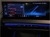 【ⅰドライブナビゲーション】文字情報も鮮明に表示する高解像度カラーディスプレイを採用。視認性に優れた地図デザインと特徴的な建造物を目印にした描写表示で現在位置を把握できます。地図データの更新も可能です