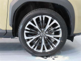 純正のアルミホイール装着車です。タイヤサイズは215/50R18です。