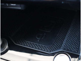 【スマートフォンワイヤレス充電】 車の中でもスマートフォンを置くだけ充電。(※非接触充電に対応したスマートフォンに限ります)