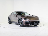 トランスアクスルレイアウトを採用し、スポーツカーとして理想的な前後重量配分を実現しています。