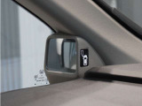 【サイドビューサポートミラー】通常は運転席から見えない左フロントタイヤの前方を映し出すミラー。さまざまなシーンで安心感のある運転をサポートします。