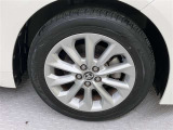 純正のアルミホイール装着。タイヤサイズは205/55R16です。