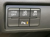 停車時に、お子様向けの動画やニュースなどを楽しむことができます。移動中の退屈を解消し、快適な時間を提供します。安全のため、運転中は視聴を控えてください。