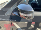 電動格納式ドアミラーです。自動格納機能付きで、ドアロックすると閉じてエンジンがかかると開きます。ドアロックの状態もひと目でわかるスグレモノです。